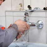 fuite d'eau dans la salle de bain