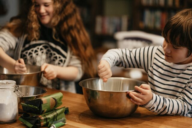 Cuisine en famille : les bienfaits des ateliers de cuisine intergénérationnels