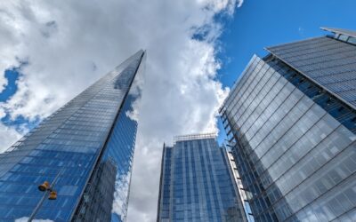 un groupe de grands immeubles situés les uns à côté des autres