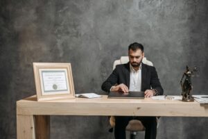 Un avocat barbu travaillant à son bureau, faisant preuve de professionnalisme et d'expertise.