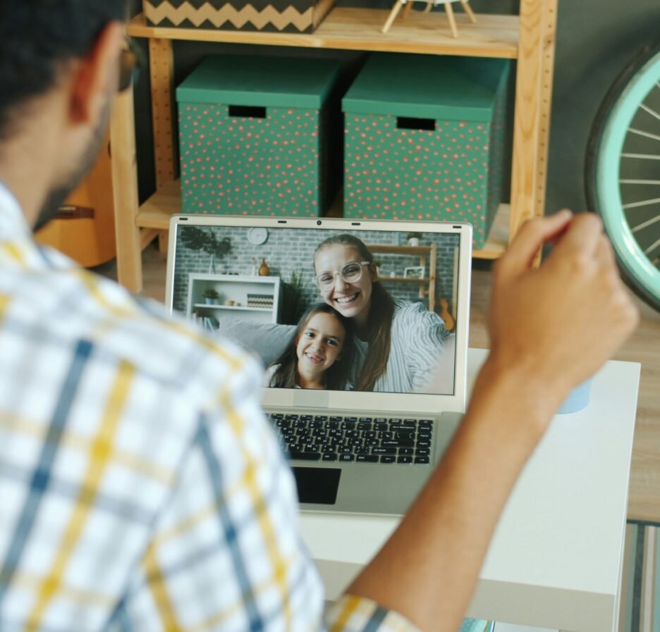 Quand la technologie redéfinit les liens familiaux