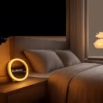 Une scène de chambre premium au lever du jour, illustrant une alarme de réveil douce et lumineuse. L’ambiance évoque une transition calme entre sommeil et éveil, sans brutalité ni stress.