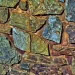 Murs en pierre sèche, pierres irrégulières de différentes couleurs et tailles