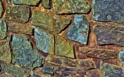 Murs en pierre sèche, pierres irrégulières de différentes couleurs et tailles
