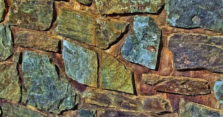 Murs en pierre sèche, pierres irrégulières de différentes couleurs et tailles