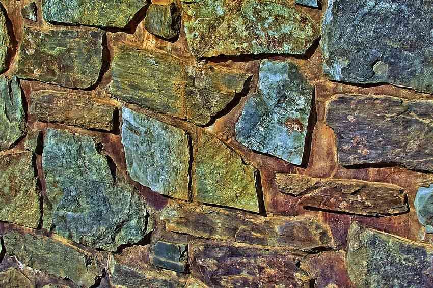 Murs en pierre sèche, pierres irrégulières de différentes couleurs et tailles