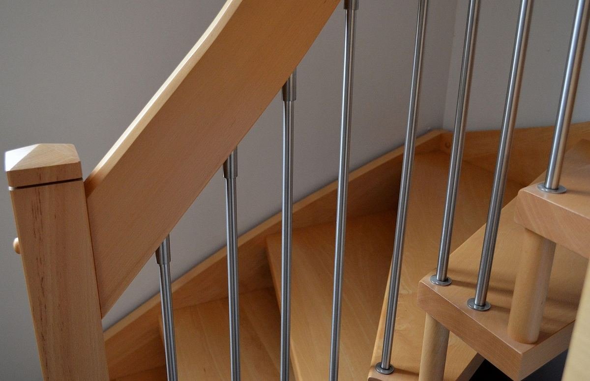 Escalier en bois avec rampe et barres métalliques, escalier en pente