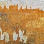Façade qui cloque face à la mer : l'eau pousse sous la peinture