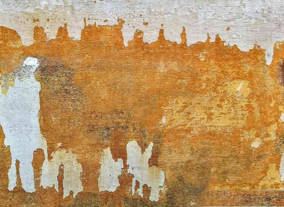 Façade qui cloque face à la mer : l'eau pousse sous la peinture