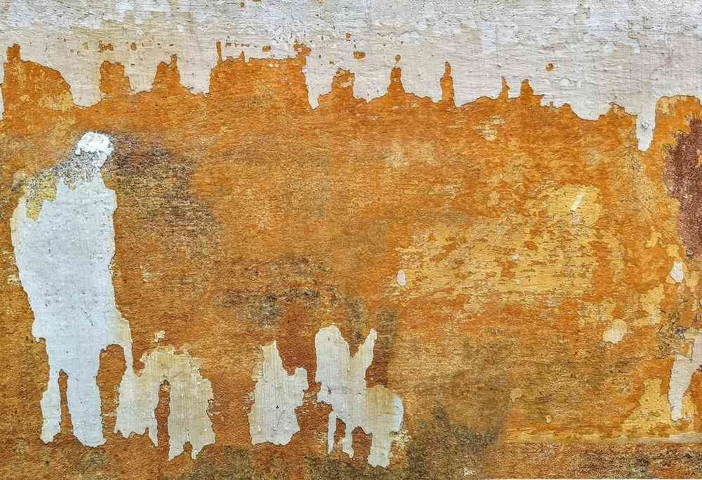 Façade qui cloque face à la mer : l'eau pousse sous la peinture