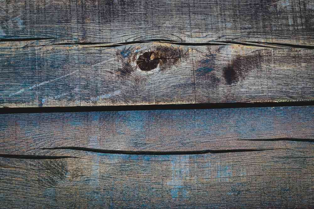 Planches de bois vieillies avec nœud et traces bleues