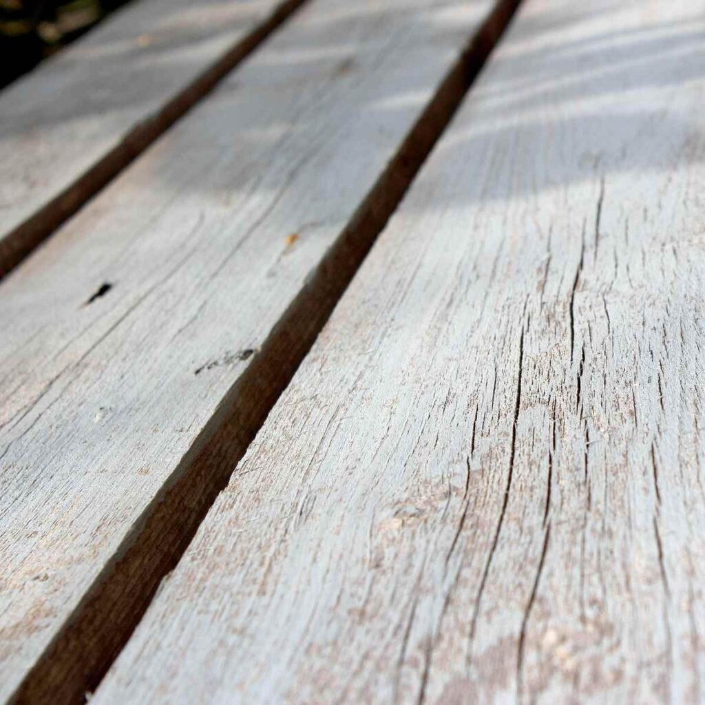 Des planches de bois usées sous la lumière du soleil