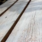 Des planches de bois usées sous la lumière du soleil