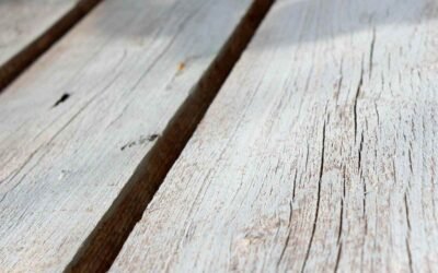 Des planches de bois usées sous la lumière du soleil