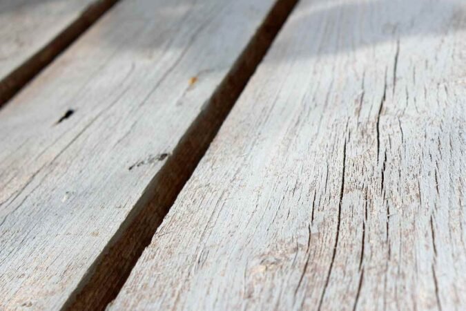 Des planches de bois usées sous la lumière du soleil