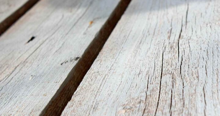Des planches de bois usées sous la lumière du soleil