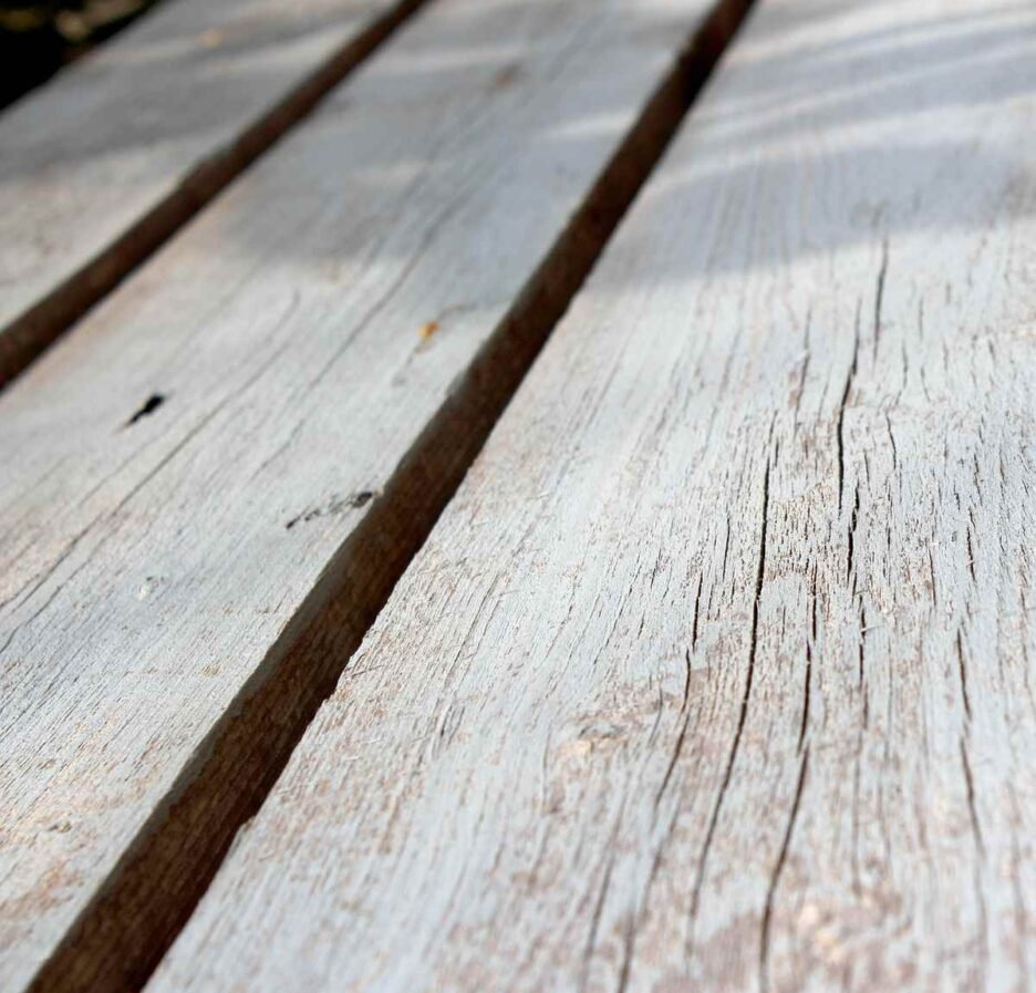 Des planches de bois usées sous la lumière du soleil